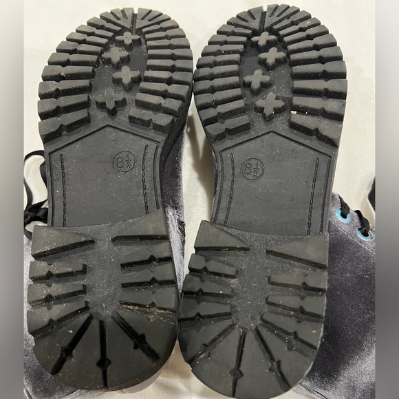 Women's Silver Gray Velvet Ankle Combat Moto Grunge Biker Goth Lace Up Boots - Picture 7 of 9